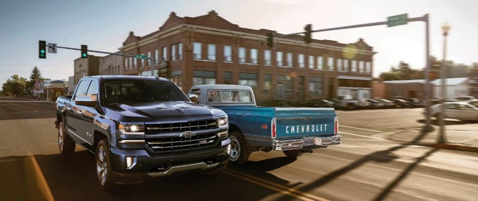 Chevrolet Silverado Centennial 2018 frente a su antecesor