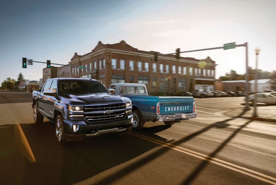 Chevrolet Silverado Centennial 2018 frente a su antecesor