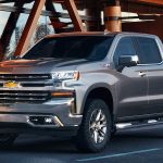 Chevrolet Silverado 2019 recorriendo la ciudad