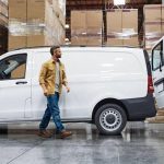 Mercedes Metris en una bodega de carga