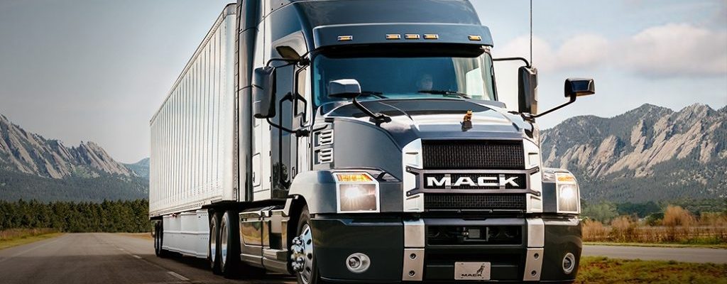 Anthem de Mack trucks con caja transportadora