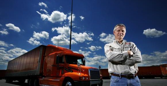 Camioneros veteranos deben de enseñar a robots: TuSimple