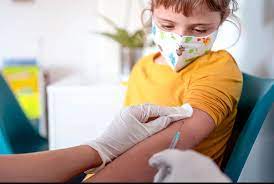vacunando a un niño
