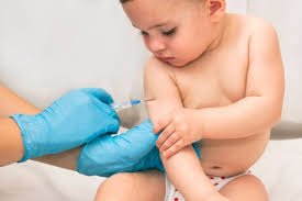 vacunando bebé