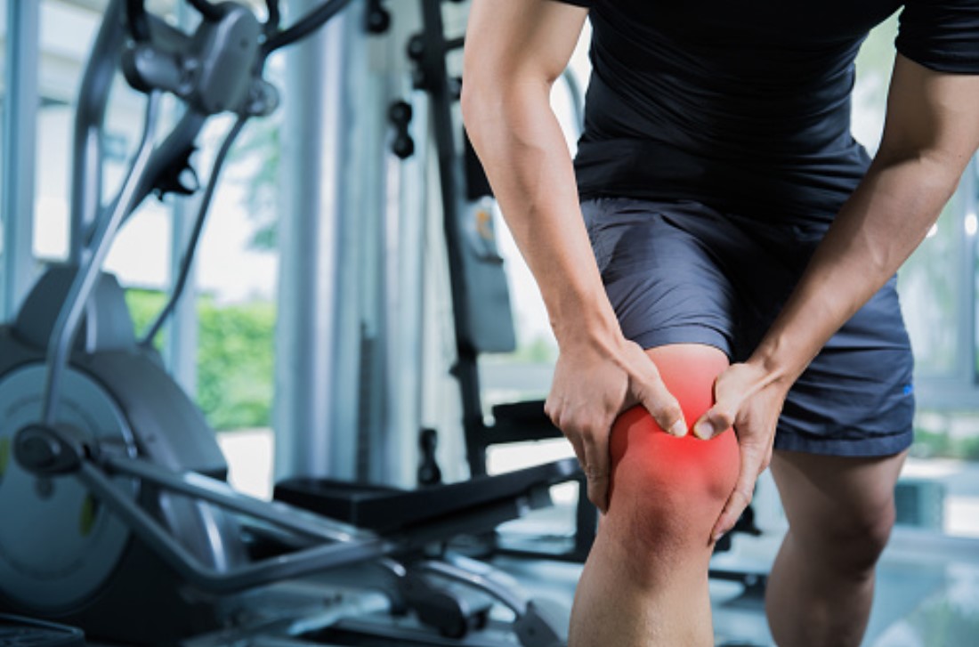 dolor de musculo en rodilla de adulto mayor