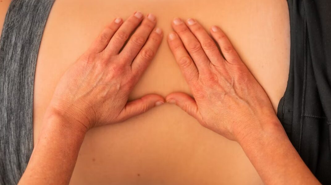 masaje en cuerpo adolorido para esguince lumbar
