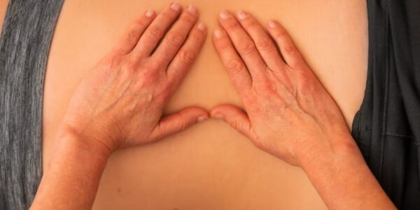 masaje en cuerpo adolorido para esguince lumbar