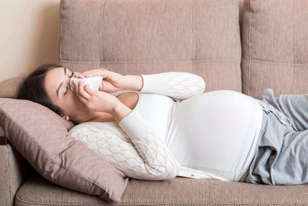 mujer embarazada con congestión nasal
