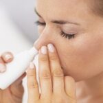 mujer haciendo lavado nasal