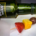 brocheta de fruta con aceite de oliva