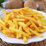 plato con papas fritas