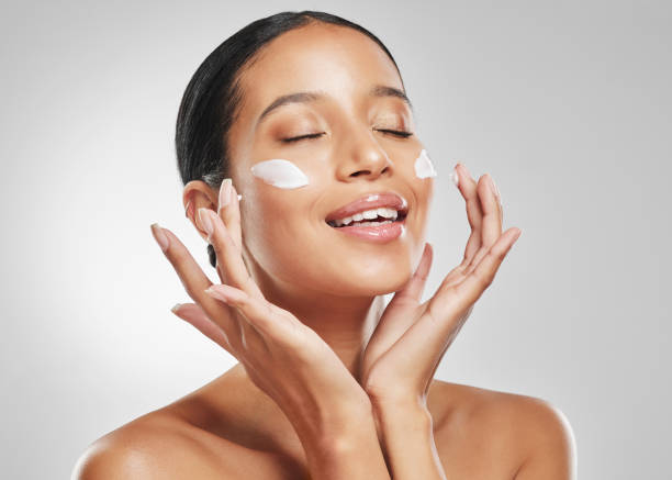 mujer con crema en la cara