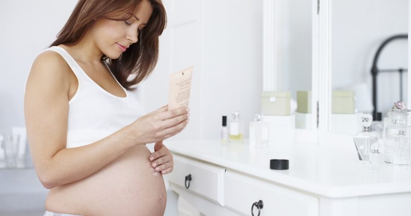 mujer embarazada con crema
