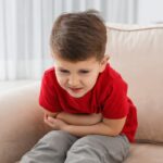 niño con dolor de estómago