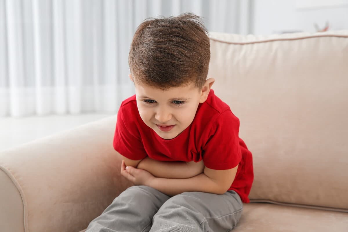 niño con dolor de estómago
