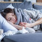 mujer con medicamento para la gripa