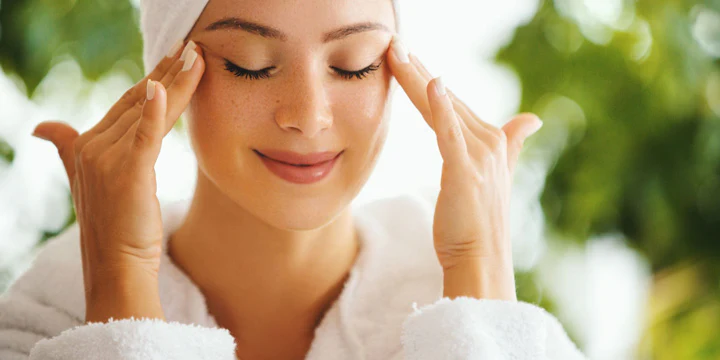 Mujer con rutina facial