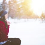 Mujer sentada sobre la nieve