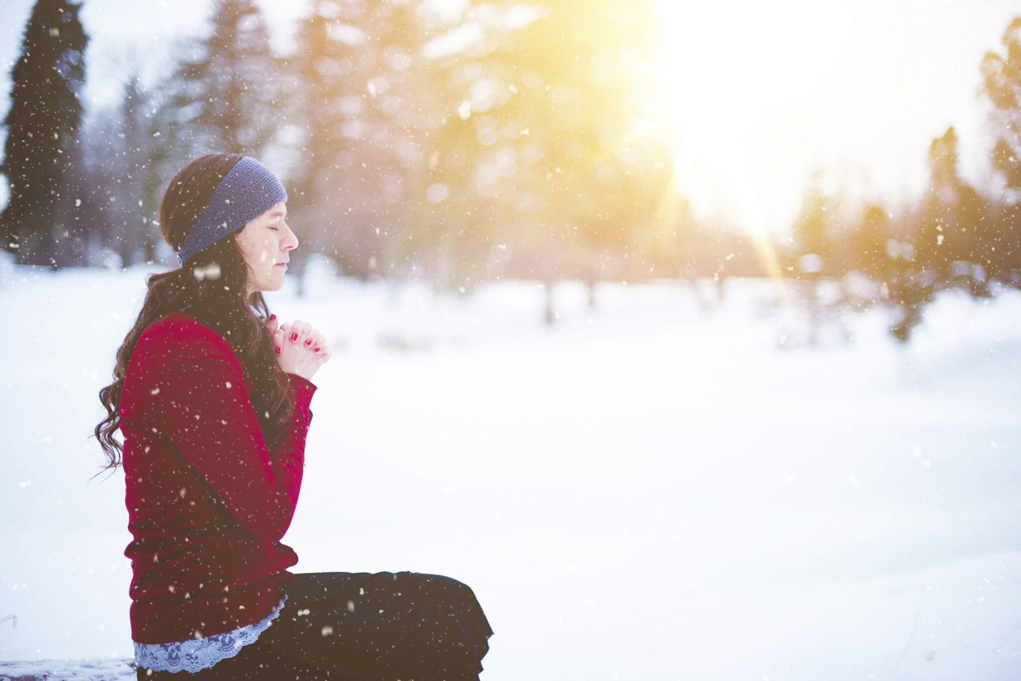 Mujer sentada sobre la nieve
