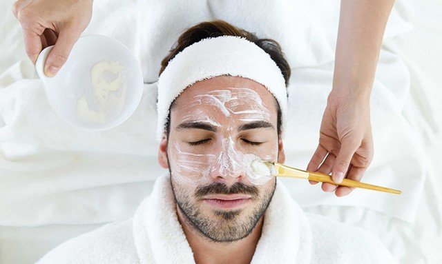 hombre con retinol