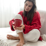 Mujer relajada con taza de té