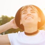 Persona sonriendo bajo el sol