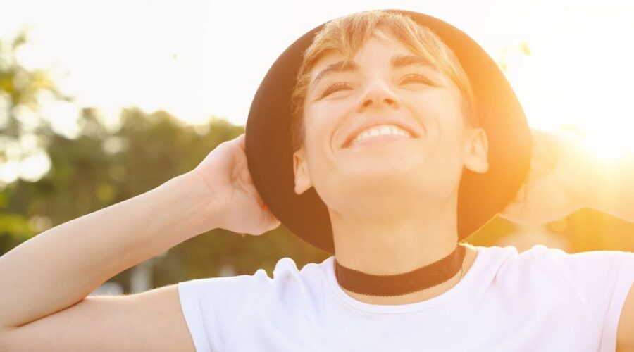 Persona sonriendo bajo el sol
