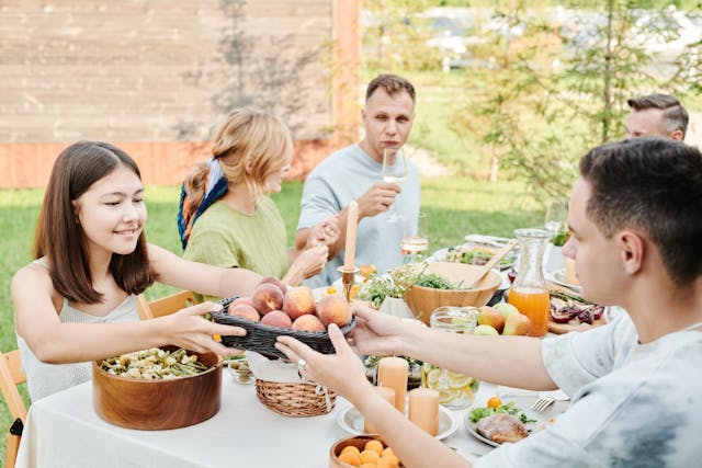 Familia comiendo comida saludable