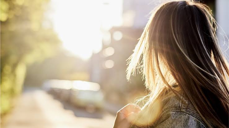 mujer caminando en el sol