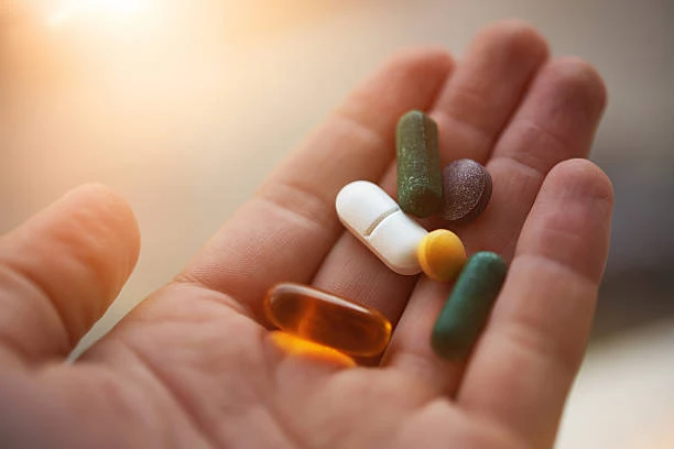 mujer tomando suplementos